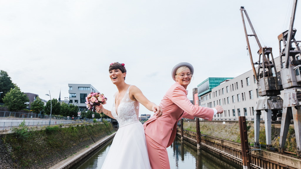 das Hochzeitspaar am Hafen von Neuss