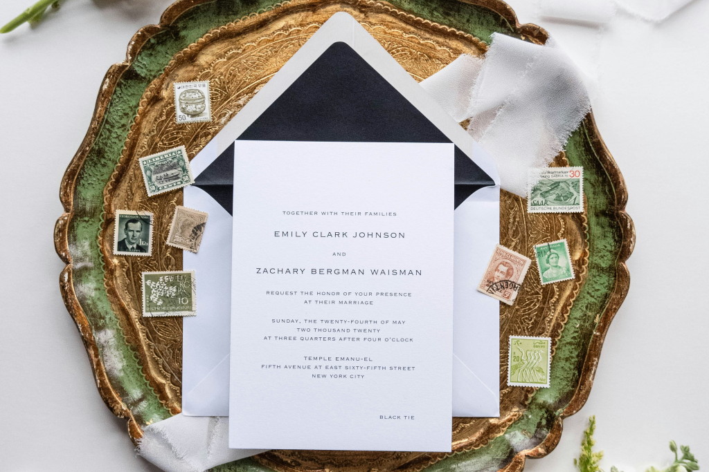 Schlichte weiße Hochzeitseinladungskarte