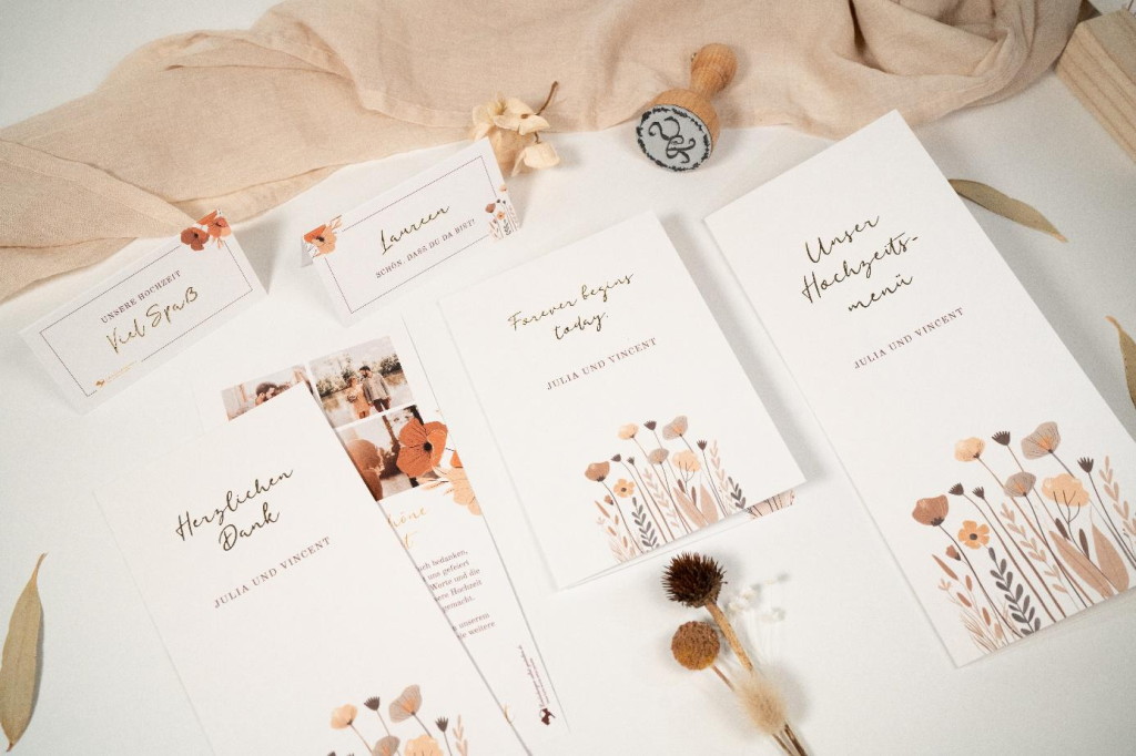 Hochzeitspapeterie-Serie mit Wiesenblumen-Design